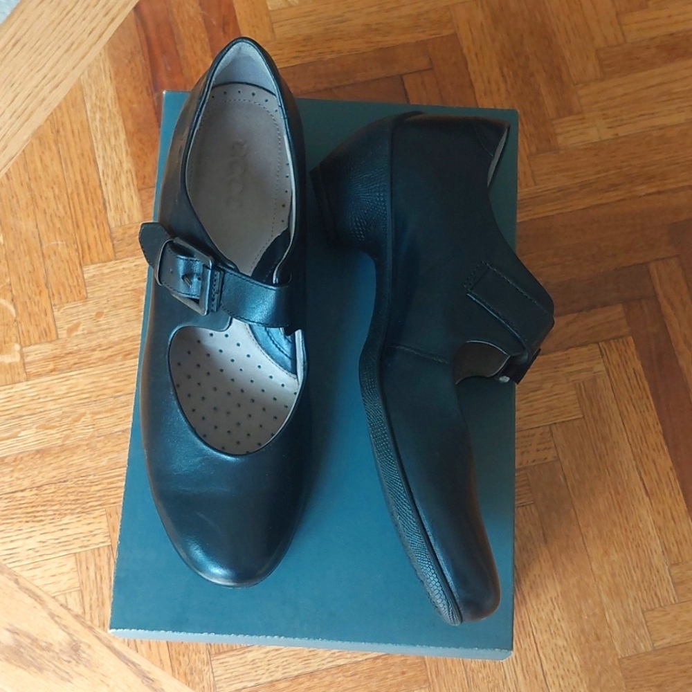 NIB women's  ECCO black leather Mary Jane's 9M